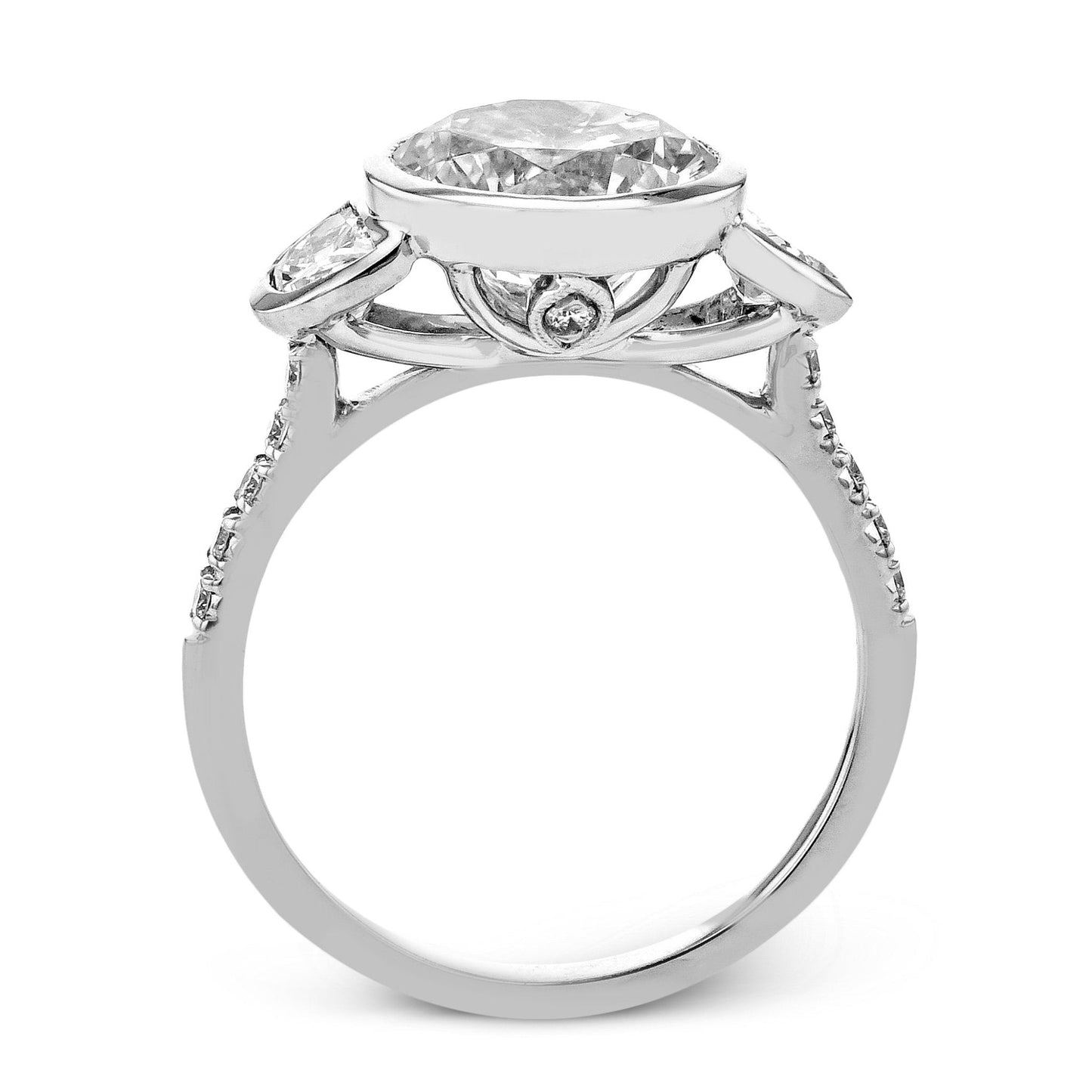 Round-cut Three-stone Engagement Ring in 18k Gold with Diamonds