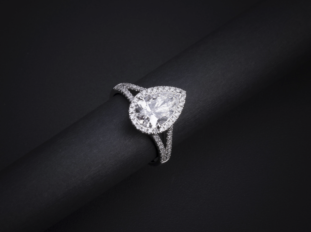 Split Shank Ring Pear 14K White Gold RG072