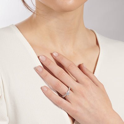 Round - Cut Engagement Ring In 18k Gold With Diamonds - Simon G. Jewelry