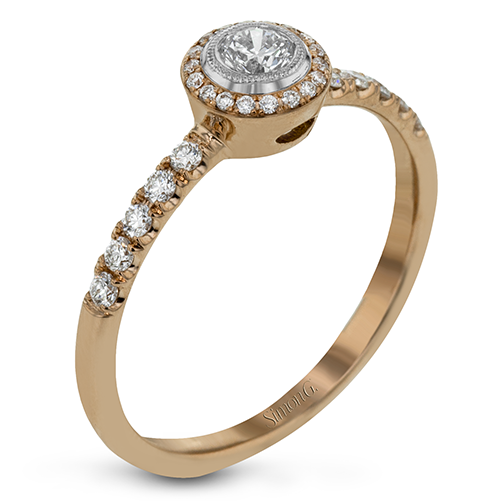 Round-cut Halo Ring in 18k Gold with Diamonds