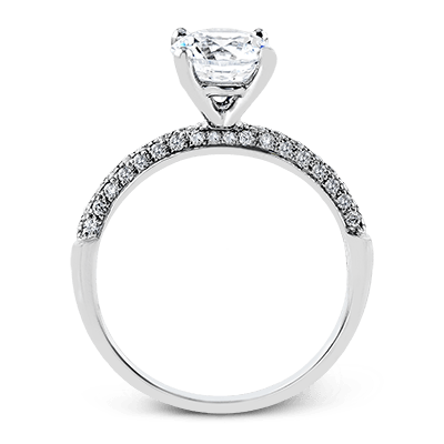 Round-cut Engagement Ring in 18k Gold with Diamonds
